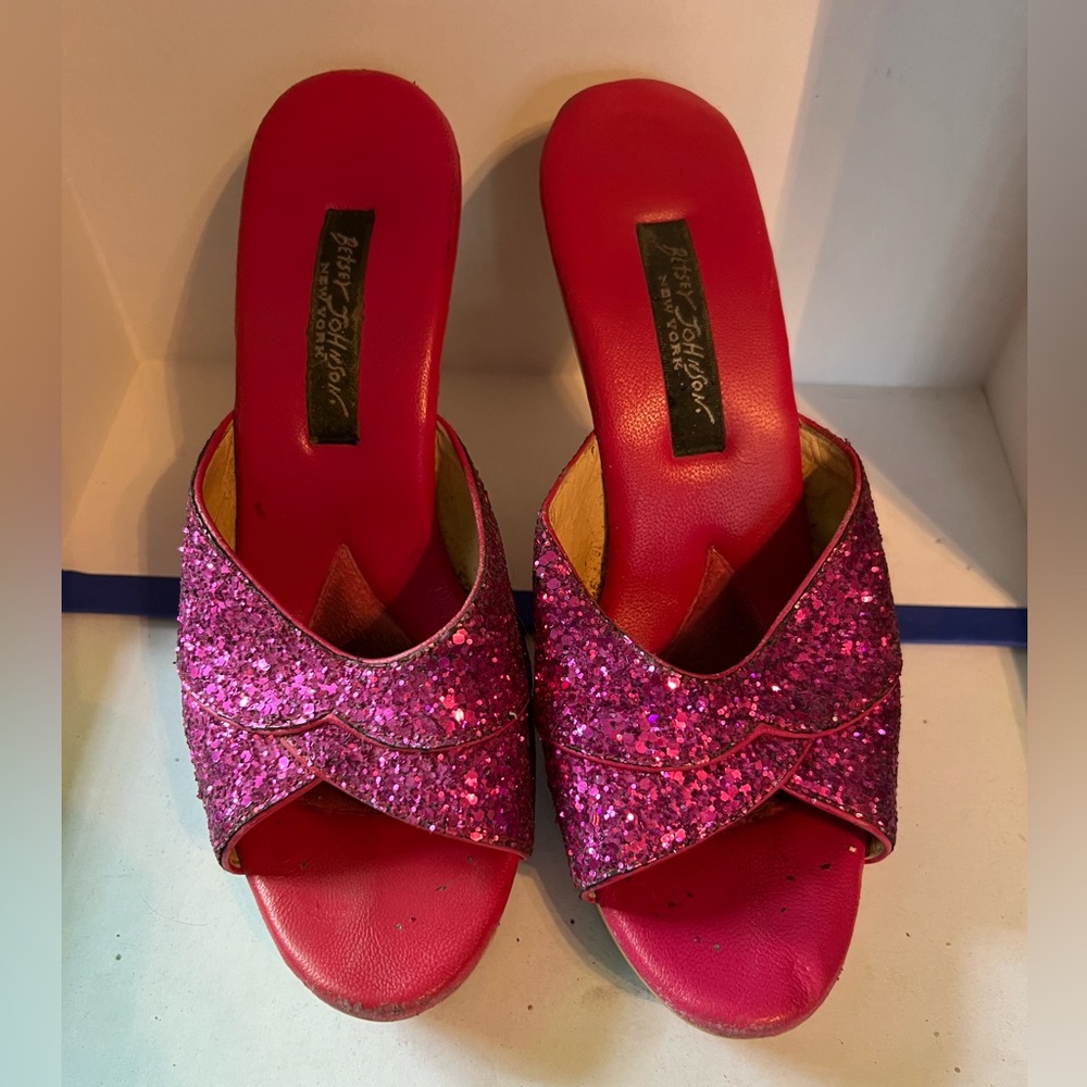 Betsey Johnson fuschia glitter Polly’s💖